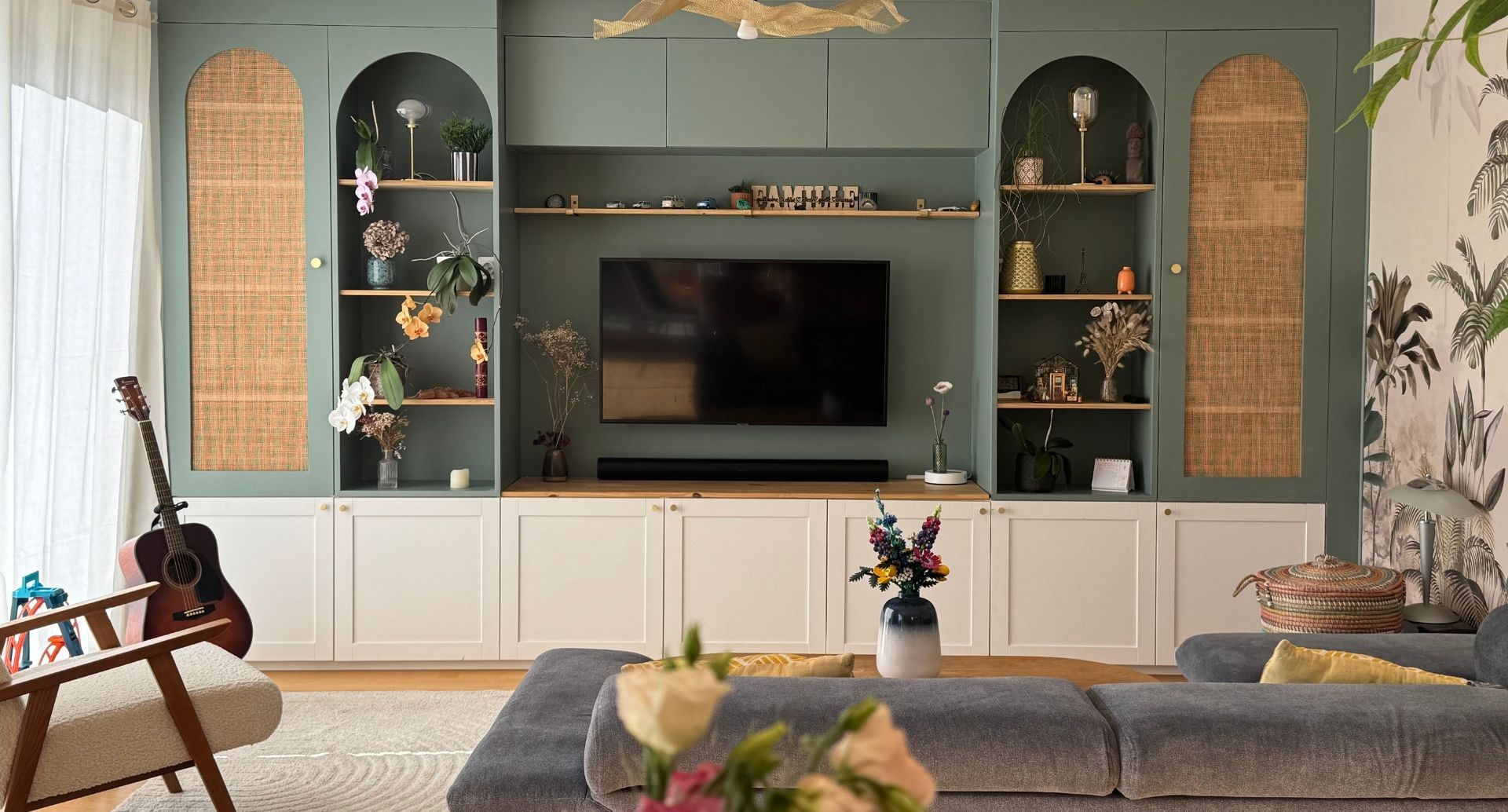 Intérieur de salon cosy avec meuble TV et tons kaki