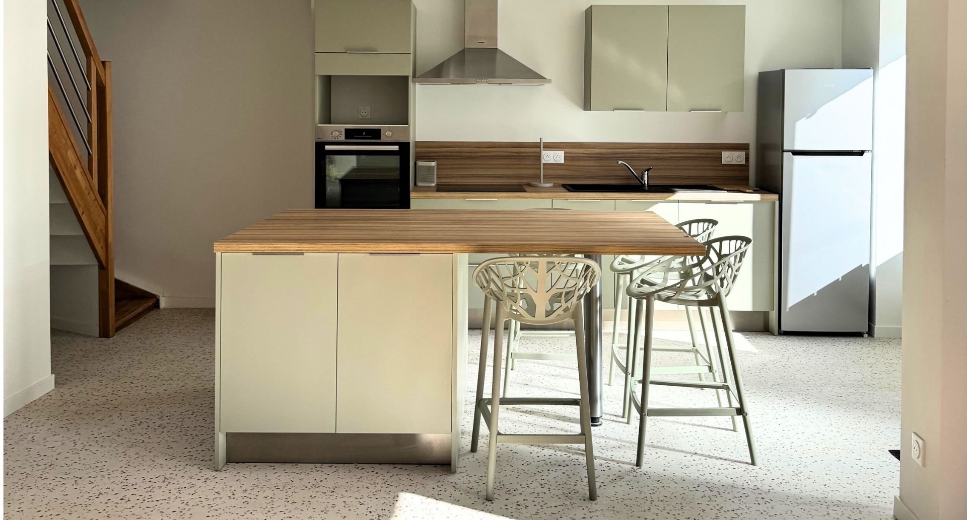 cuisine lumineuse blanche et bois avec ilot central moderne